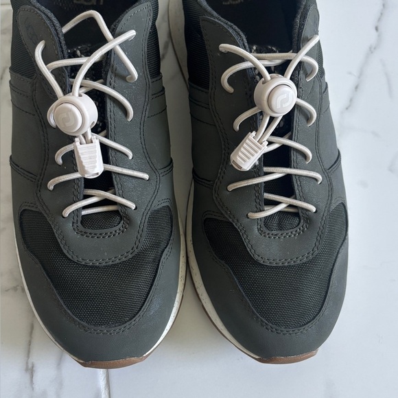 Ugg ReTrainer Women’s Forest Night Sneaker Size 8.5 Athleisure Travelcore - Picture 6 of 7